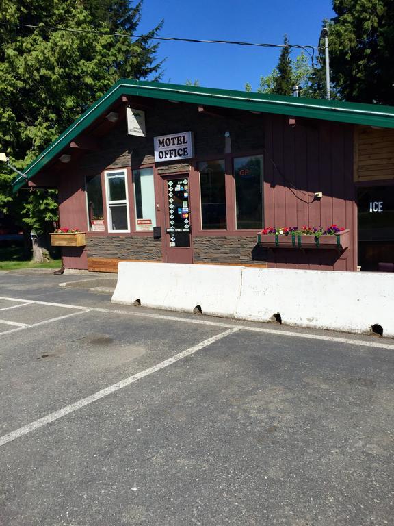 Copper River Motel Terrace Exterior photo